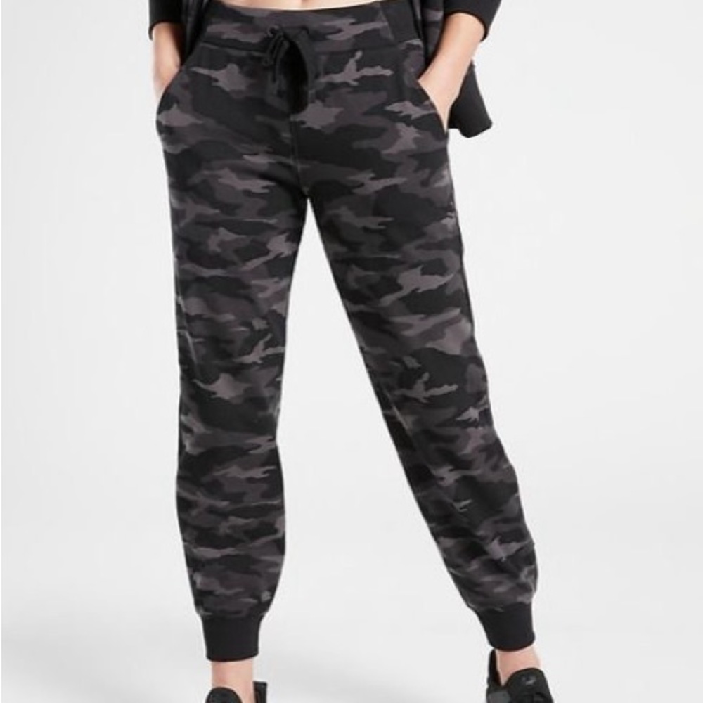 Athleta Triumph Jogger in Black Camo Medium